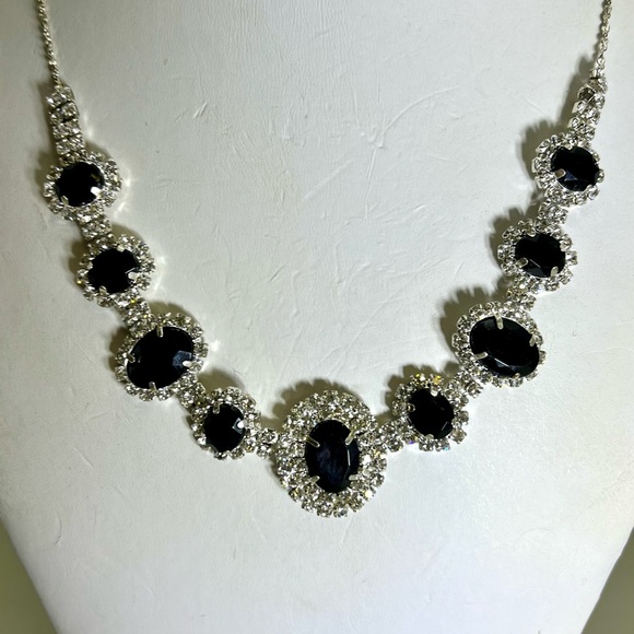 Sophisticated Black and Silver Necklace with Timeless Design - Picture 3 of 3